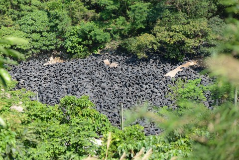 非法棄置的車軚可能造成污染 Illegal dumping of tyres